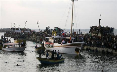 - Deux bateaux transportant des militants pro-palestiniens arrivent à Gaza, le 23 août 2008 - AFP / Mahmud Hams -