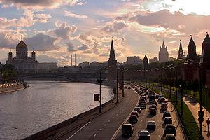 Panorama du quai du Kremlin avec la silhouette de la cathédrale du Christ Sauveur (à gauche).