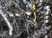 Indonésienne avec fils métalliques sortant corps vidéo)