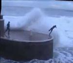 vidéo fun vagues géantes port quai