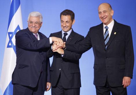 Poignée de mains entre Abbas, Sarkozy et Olmert dimanche (Vincent Kessle/Reuters).