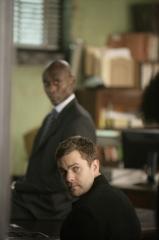 Broyles (Lance Reddick) et Peter (Joshua Jackson)