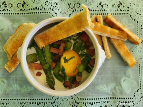 Baked eggs carbonara aux asperges