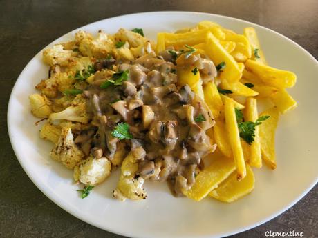Chou-fleur rôti en sauce aux champignons, parmesan et pommes de terre