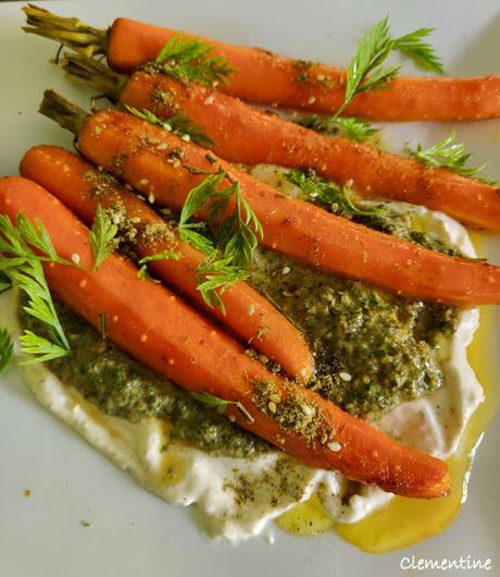 Carottes rôties, salsa verde de fanes, yaourt à l’ail confit de Fabrice Mignot