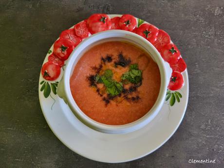 Soupe glacée de tomates marinées à l'ail et aux aromates Soupe glacée de tomates marinées à l'ail et aux aromates