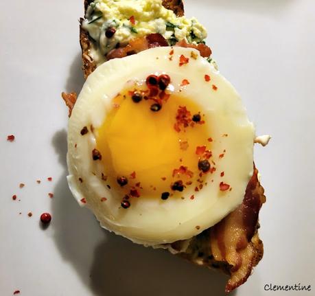 Toast à l'œuf poché, bacon et mascarpone