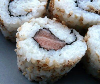 Sake California makis (makis inversés saumon)