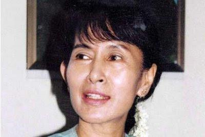 Aung San Suu Kyi entend demander la levée de son assignation à résidence Aung San Suu Kyi entend demander la levée de son assignation à résidence