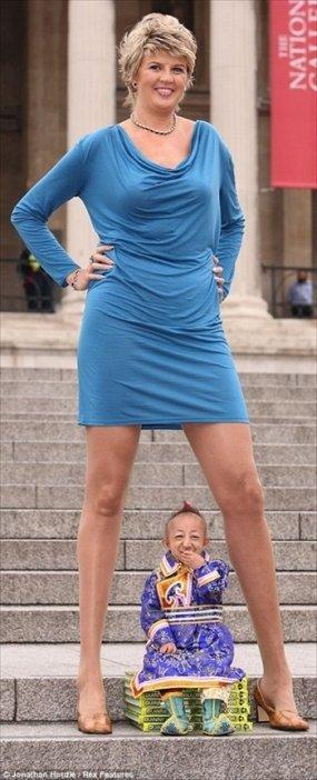 L'homme le plus petit du monde rencontre la femme aux plus longues jambes