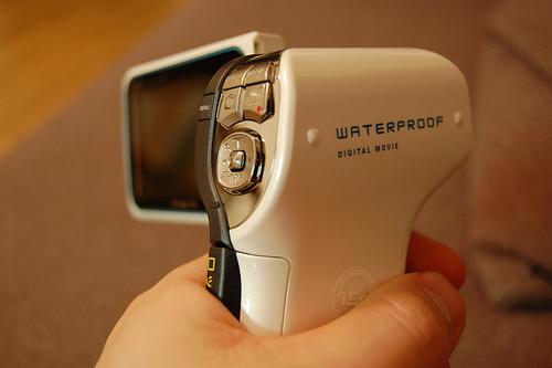 XactiCA65 dans une main