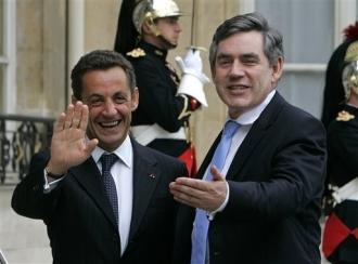 Nicolas Sarkozy et Gordon Brown à l'Elysée (AP)