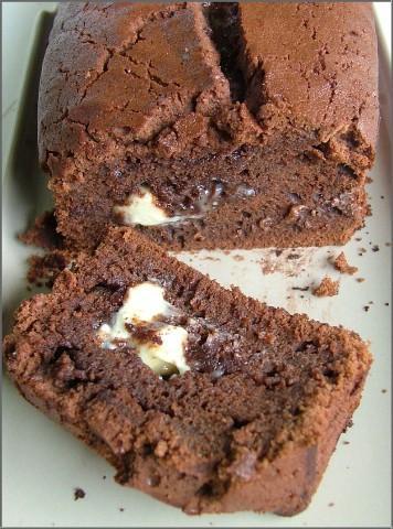 Cake mi-cuit au chocolat noir, coeur coulant de chocolat blanc