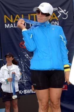 Jennifer Lopez areçu une médaille lors du triathlon de Malibu