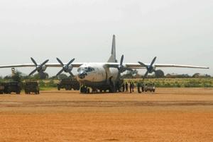 Soldats soudanais déchargeant des conteneurs militaires d'un avion Antonov