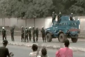 Un véhicule blindé de transport de troupes utilisé au cours d'une manifestation à Conakry (Guinée).
