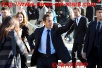 Nicolas Sarkozy salue la foule en quittant l'Elysée avec Carla Bruni