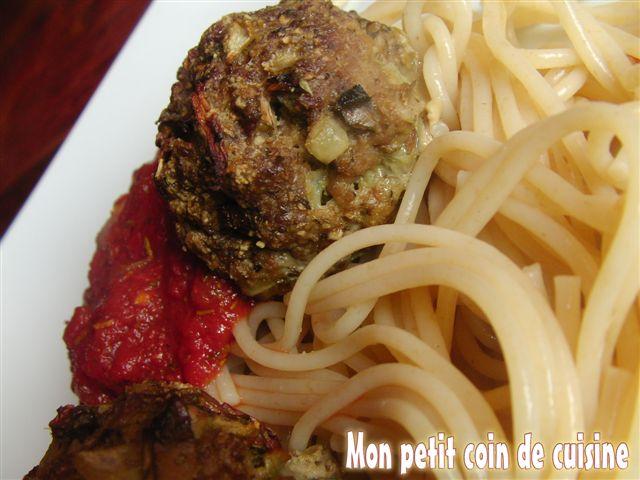 Boulettes aux herbes et leur sauce tomate