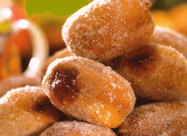 Petits beignets fourrés à la confiture