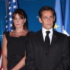 Carla Bruni et Nicolas Sarkozy ont une technique de pose bien rôdée : regard dans le vague et air absorbé
