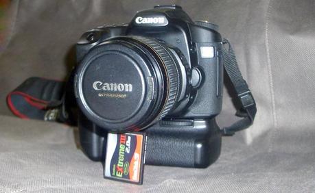 Vends Canon 40D, Grip BG-E2N, Chargeur CB-5L, Objectif 17-85mm f/4-5.6 IS et Carte CF SanDisk Extreme III 2Go