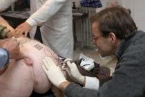 tatoueur en plein travail sur un cochon