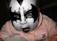 Humour : un bébé transformé en personnages célèbres Bébé Kiss