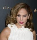 Jennifer Lopez revient à un look plus glamour que la combinaison de plongée