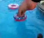 vidéo homme gros plongeon piscine bouée
