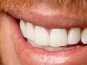 homme arrête balle avec dents