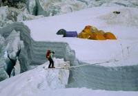 Traversée d'une crevasse au glacier Khambu