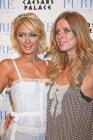 Paris Hilton et sa soeur Nicky : naturelles, tout simplement (de loin, on voit moins le trop plein de maquillage)