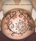 un ventre de femme enceinte décoré au henné
