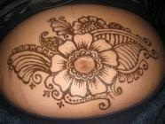 ventre de femme décoré au henné