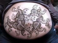 ventre de femme enceinte décoré