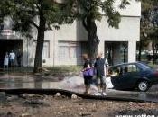 Accident conductrice voit voiture disparaître dans trou rempli d'eau