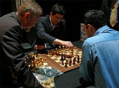 les champions d'échecs choisissent les pièces du match - photo Chessbase