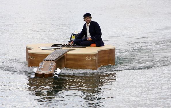 Une guitare géante en guise de bateau
