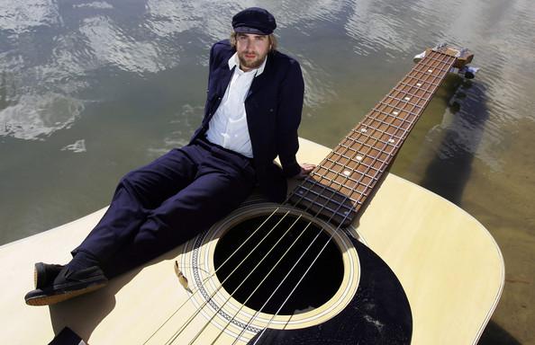 Une guitare géante en guise de bateau