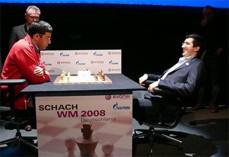 Anand et Kramnik qui testent les conditions de jeu