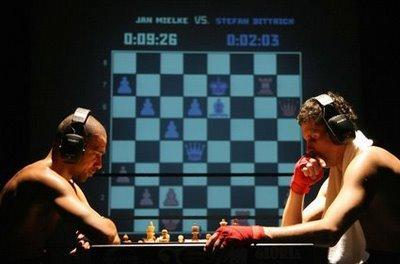 Le Chessboxing est un sport hybride qui mélange boxe anglaise et jeu d'échecs. Un mélange habile entre un sport physique et un autre mental. 