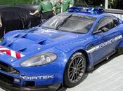 gendarmerie passe l'Aston Martin