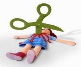 Le tricot peut aussi créer des oeuvres d'art gores tricot gore poupée et ciseaux