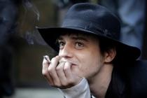 Pete Doherty, jamais sans son chapeau ni sa cigarette....