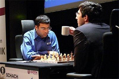 Viswanathan Anand et Vladimir Kramnik au championnat du monde d'échecs 2008- photo Chessbase