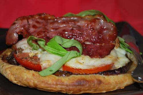 Minis pizzas feuilletées aux aubergines, tomates et mozarella, et venez voir