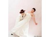 couple jeunes mariés décidé d'inverser rôles