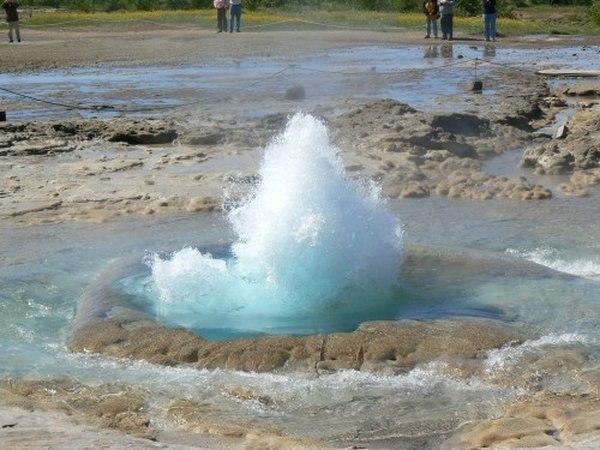 Le geyser Strokkur, Islande