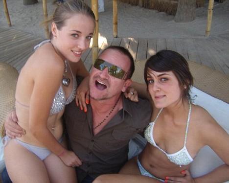 Bono fait la fête avec des jeunes filles