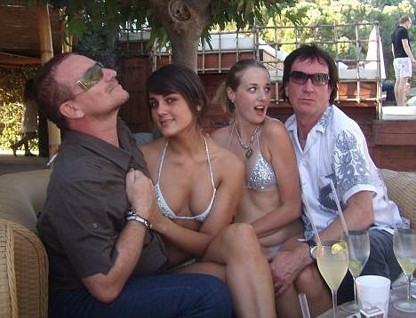 Bono fait la fête avec des jeunes filles